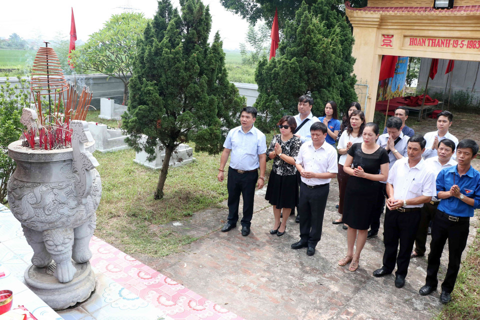 Đoàn đại biểu Thông tấn xã Việt Nam do Phó Tổng giám đốc Đinh Đăng Quang dẫn đầu đến viếng mộ liệt sỹ, nhà báo Trần Kim Xuyến tại nghĩa trang Chúc Sơn, huyện Chương Mỹ, Thành phố Hà Nội. (Ảnh: Văn Điệp/TTXVN)