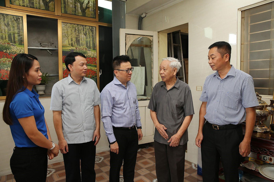 Phó Tổng Giám đốc Thông tấn xã Việt Nam Lê Quốc Minh cùng đại diện các phòng, ban của Thông tấn xã Việt Nam đến thăm gia đình Liệt sĩ Đỗ Văn Đạt. (Ảnh: Dương Giang/TTXVN)