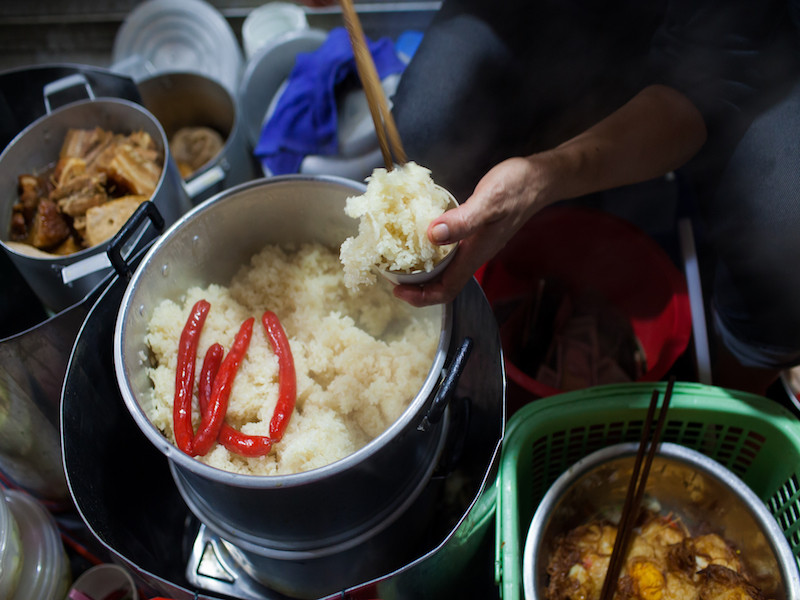 'Xôi bãi rác' nổi tiếng nằm ở góc phố Hồ Hoàn Kiếm cắt Cầu Gỗ. (Ảnh:Minh Đức/Vietnam+)