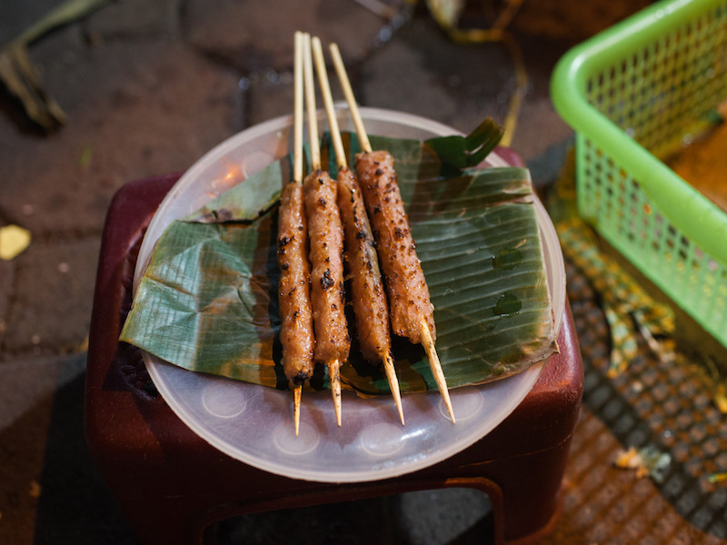 Những chiếc nem nướng nóng hổi. (Ảnh: Minh Đức/Vietnam+)