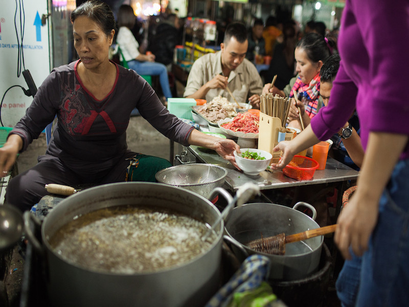 Một quán phở trên 'thiên đường ẩm thực' Tống Duy Tân. (Ảnh:Minh Đức/Vietnam+)