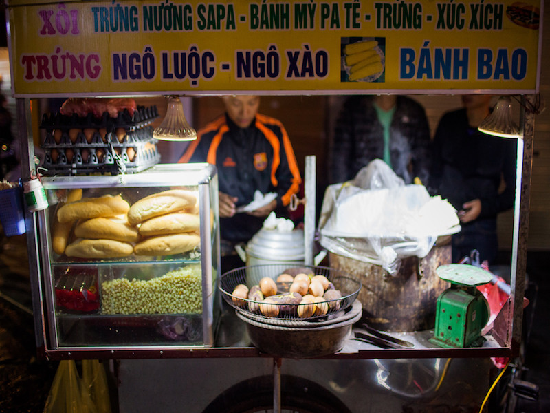 Nếu đi lang thang trong phố có thể bắt gặp những xe đẩy đồ ăn như ngô, sắn luộc hoặc bánh mì, xôi… (Ảnh: Minh Đức/Vietnam+)