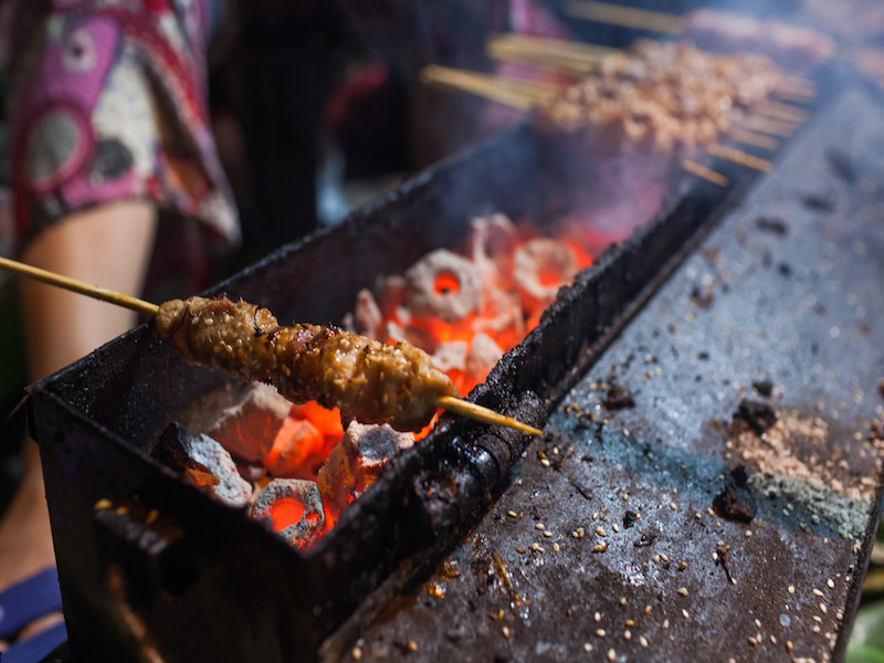 Bạn có thể ăn những món ăn vặt như thịt xiên nướng, nem nướng, cá bò… tại 44 Yên Phụ. (Ảnh: Minh Đức/Vietnam+)