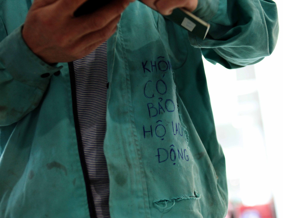 Chiếc áo rách của một người lao động trở về từ Algeria. (Ảnh: Doãn Đức/Vietnam+)