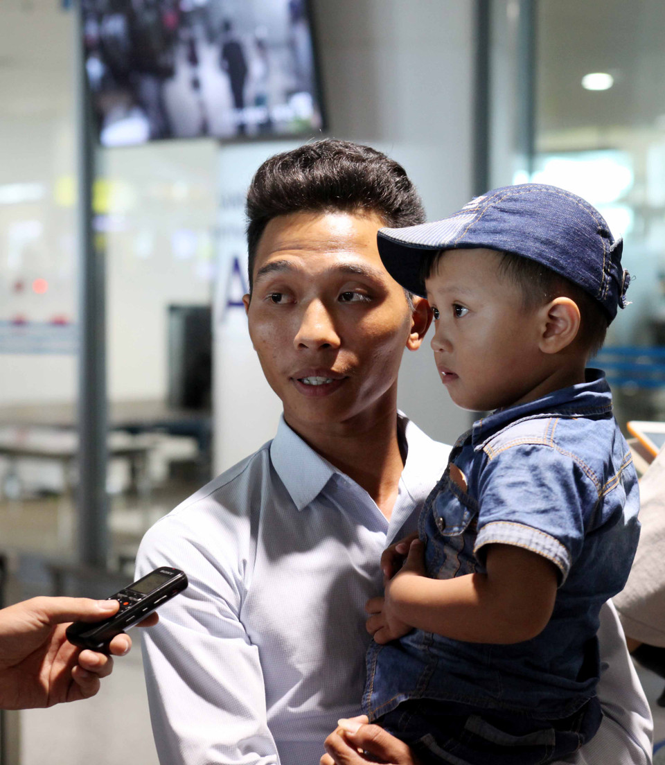 Người nhà lao động ra chờ đón ở sân bay Nội Bài. (Ảnh: Doãn Đức/Vietnam+)