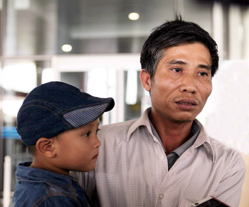 Phút đoàn tụ với người thân của anh Nguyễn Ngọc Trì (quê xã Hương Ngải, huyện Thạch Thất, Hà Nội). (Ảnh: Doãn Đức/Vietnam+)