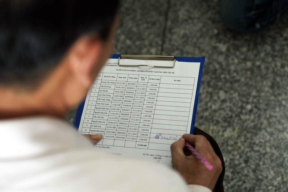 Mỗi người lao động về đến sân bay được nhận 1 triệu đồng tiền hỗ trợ đi về quê. (Ảnh: Doãn Đức/Vietnam+)