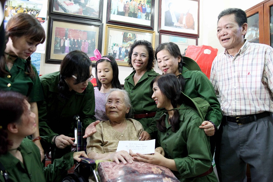 Nhóm Giai điệu bạn bè tặng quà cho mẹ liệt sỹ Đặng Thùy Trâm