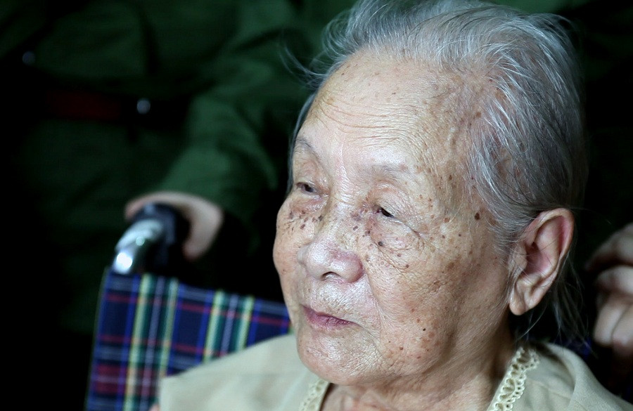 Cụ Doãn Ngọc Trâm (91 tuổi) mẹ liệt sỹ Đặng Thùy Trâm xúc động khi nghe bài hát 'Ngọn lửa tuổi 20'