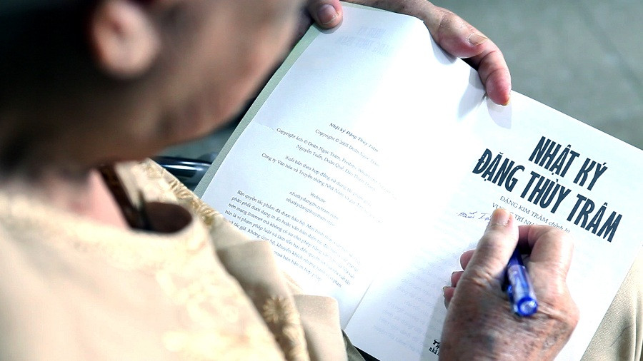 Cụ Doãn Ngọc Trâm ký tặng trên cuốn sách Nhật ký Đặng Thùy Trâm