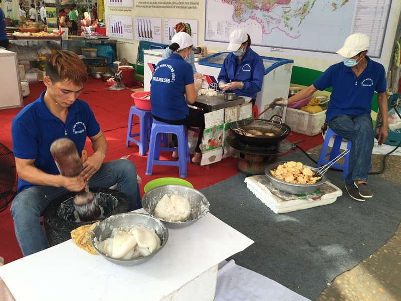 Chả mực Hạ Long được làm trực tiếp tại hội chợ