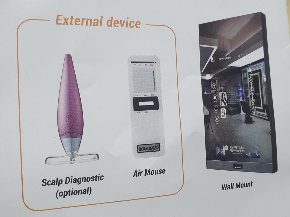 Sản phẩm gương thông minh của Miravo được giới thiệu tại sự kiện “Must go in Korea Beauty 365.” Không chỉ là một chiếc gương có độ sáng cao, độ tương phản cao giúp giảm mỏi mắt của người dùng, chiếc gương này còn là một màn hình cảm ứng với các chức năng lựa chọn phong cách trang điểm, làm tóc, chụp ảnh, video, chơi game… (Ảnh: Hồng Kiều/Vietnam+)