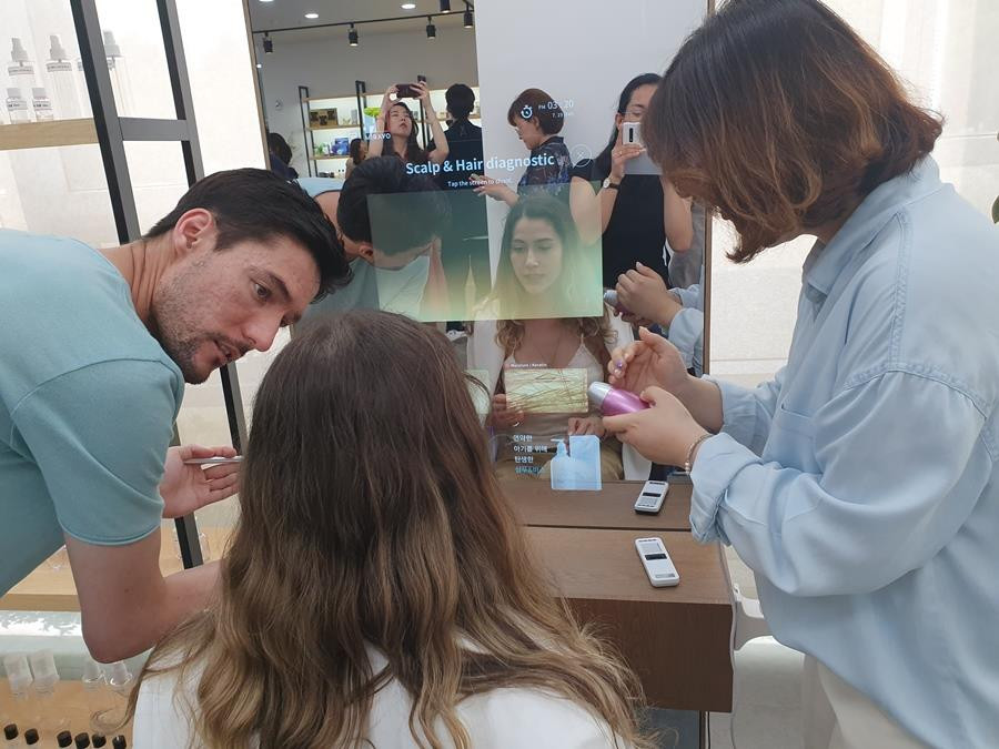 Gương thông minh Miravo còn có thể chẩn đoán da đầu, tóc để tư vấn các loại mỹ phẩm phù hợp. (Ảnh: Hồng Kiều/Vietnam+)