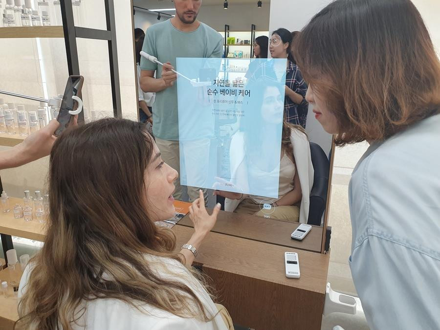 Đặc biệt, người dùng có thể mua sắm ngay trên gương thông minh Miravo, tham khảo các xu hướng làm đẹp. (Ảnh: Hồng Kiều/Vietnam+)