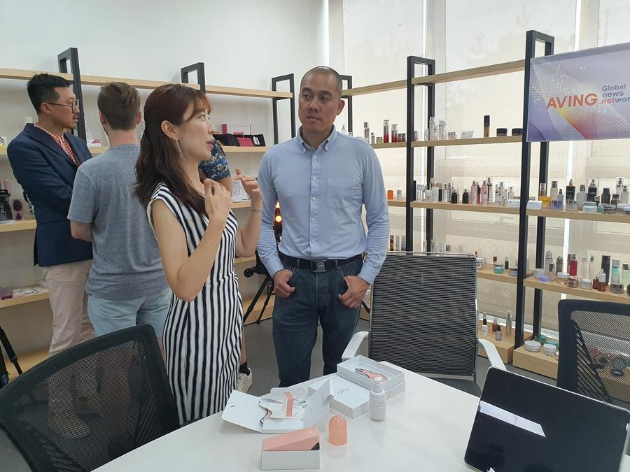 Tại sự kiện, các cơ quan truyền thông quốc tế đến từ nước ngoài như: VietnamPlus thuộc Thông tấn xã Việt Nam, Ubergizmo, Geekazine (Mỹ), Monsieur GRrr, Lecafedugeek (Pháp), YESKY (Trung Quốc) được giới thiệu về các sản phẩm làm đẹp của Hàn Quốc. (Ảnh: Hồng Kiều/Vietnam+) 