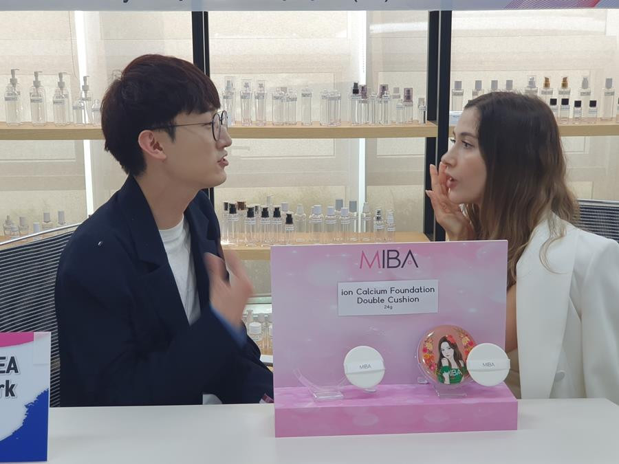 Phấn nước Miba giúp da có đầy đủ các khoáng chất tự nhiên cho độ đàn hồi và làm trắng da. (Ảnh: Hồng Kiều/Vietnam+)