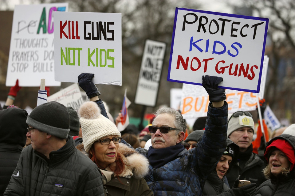 Những người tham gia tuần hành yêu cầu Chính phủ thắt chặt các biện pháp kiểm soát súng chặt chẽ hơn để đảm bảo an toàn trường học nói riêng và người dân nói chung. (Nguồn: THX/TTXVN)