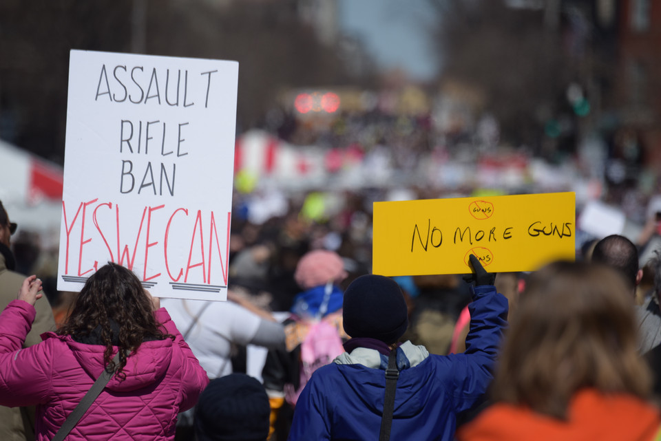 Khẩu hiệu, thông điệp phản đối bạo lực súng. (Nguồn: THX/TTXVN)