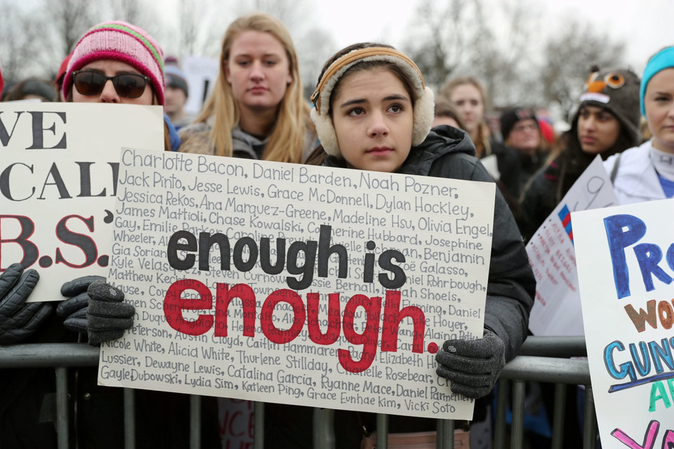 Cuộc tuần hành được khởi xướng từ những học sinh còn sống sót ở trường cấp 3 Marjory Stoneman Douglas ở Parkland, bang Florida, Mỹ, nơi xảy ra vụ xả súng đẫm máu vào hồi tháng 2 vừa qua khiến 17 người thiệt mạng. (Nguồn: THX/TTXVN)