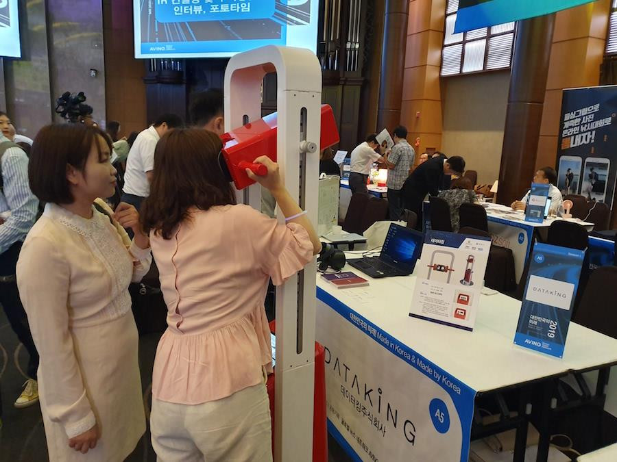 Trong sự kiện lần này, nhiều doanh nghiệp có sản phẩm theo xu hướng có công nghệ thực tế ảo (VR). (Ảnh: Hồng Kiều/Vietnam+)