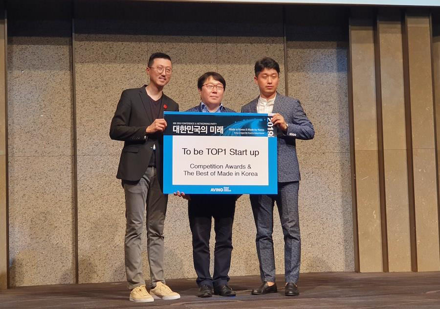 Doanh nghiệp với sản phẩm lấy máu không đau bằng công nghệ laser đã được lựa chọn là doanh nghiệp start-up xuất sắc nhất. (Ảnh: Hồng Kiều/Vietnam+)