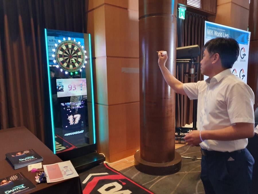 Một sản phẩm đồ chơi kết hợp màn hình quảng cáo tại MIK. (Ảnh Hồng Kiều/Vietnam+)