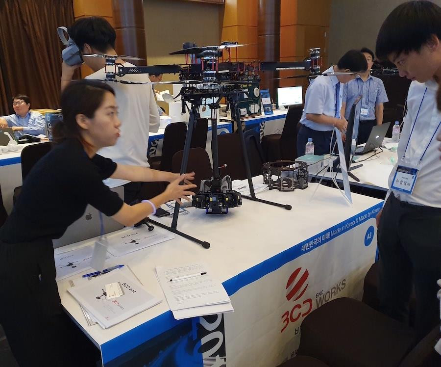  Sản phẩm máy quay drone trang bị 12 camera, chống rung đặc biệt. (Ảnh: Hồng Kiều/Vietnam+)