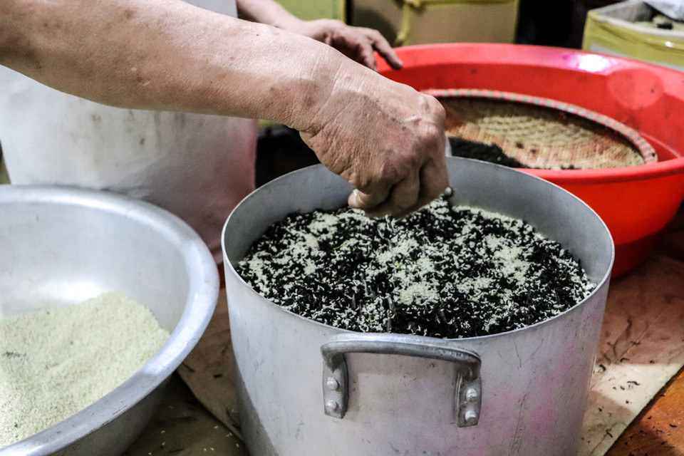 Theo bác Xiêm công việc này không khó nhưng cần tỉ mỉ và cẩn thận. Cứ một lượt chè lại một lượt gạo sen, sao cho cân bằng 1kg chè mạn với 1kg gạo sen. Sau 3 ngày, từng lớp cánh chè đã đượm vị ngọt ngào của hương sen. Khi đó mở ra sấy sàng, ướp lại gạo sen mới, cứ như thế 7 lần thì sẽ có được trà ướp hương sen đạt chuẩn. (Ảnh: Hương Trà/Vietnam+)