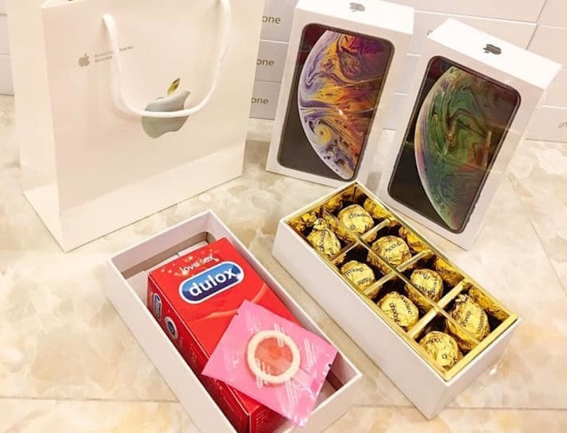 Năm nay, thị trường quà tặng còn có các sản phẩm quà độc lạ là hộp kẹo, chocolate Iphone.
