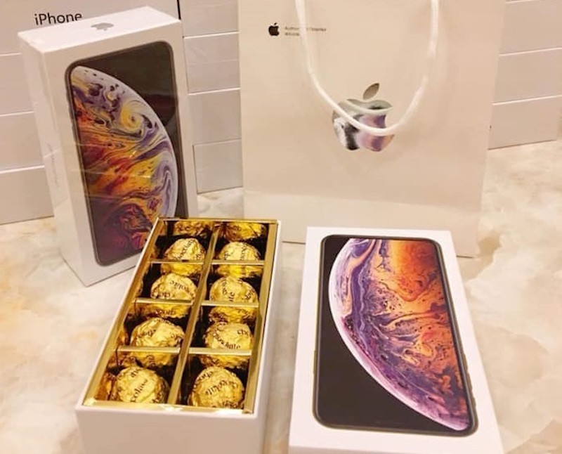 Hộp quà là hộp Iphone XS nhưng bên trong sẽ kẹo, chocolate sẽ tạo nên bất ngờ thú vị cho người được tặng.