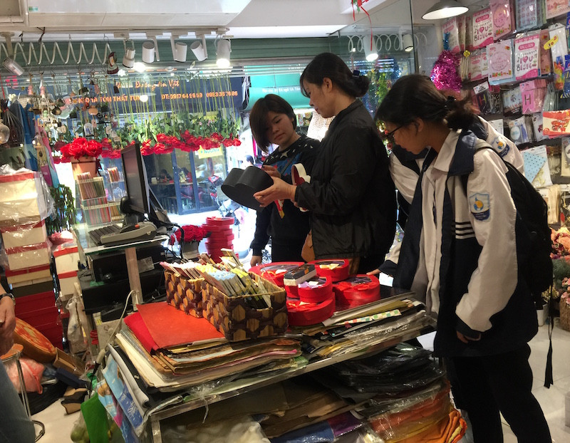 Các cửa hàng tấp nập khách ra vào, ai cũng muốn chọn một món quà ý nghĩa dành tặng một nửa yêu thương trong dịp này.