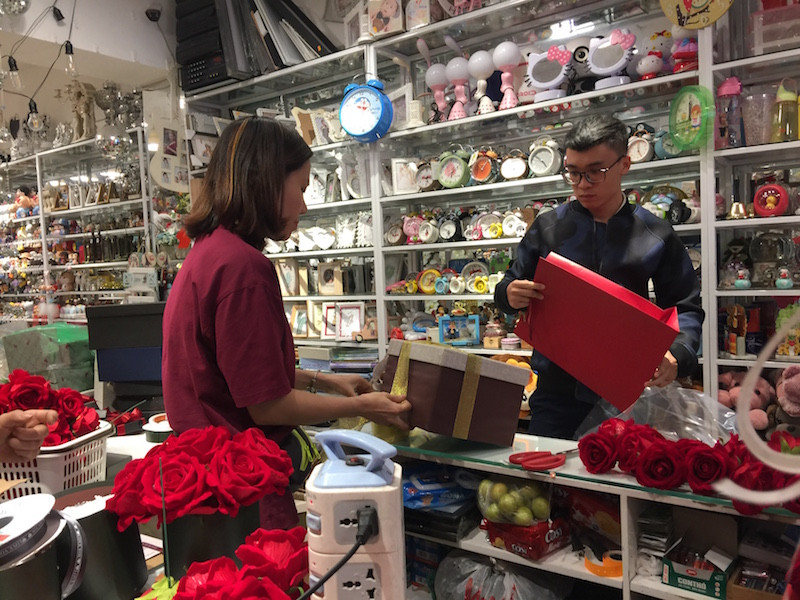 Để dành tặng một nửa yêu thương món quà ưng ý, nhiều khách hàng tỉ mẩn lựa chọn từng tấp thiệp, hộp quà tặng.