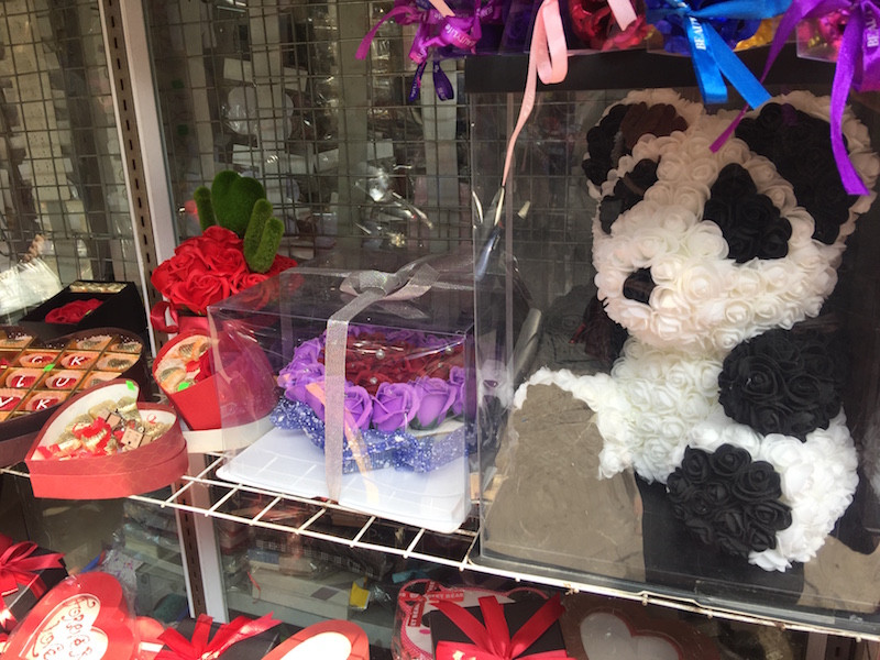 Chocolate là món quà không thể thiếu trong dịp lễ Valentine, giá thành mỗi hộp chocolate tùy thuộc vào số viên chocolate. Hộp nhỏ nhất với 3 viên chocolate có giá 50.000 đồng/hộp.