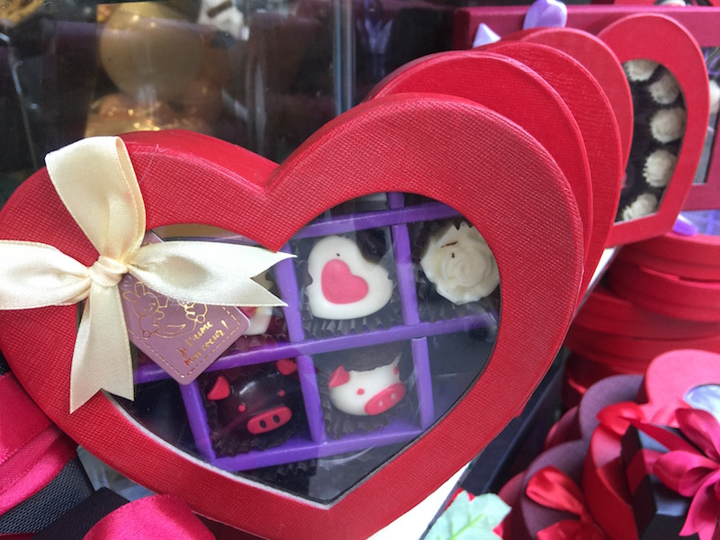 Vừa qua Tết Kỷ Hợi nên chocolate có các hình mặt heo ngộ nghĩnh.