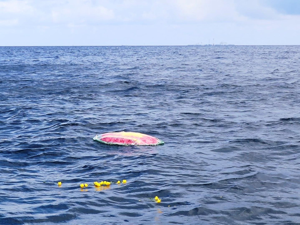 Vòng hoa được thả về phía đảo Gạc Ma.(Ảnh: Hồng Kiều/Vietnam+)