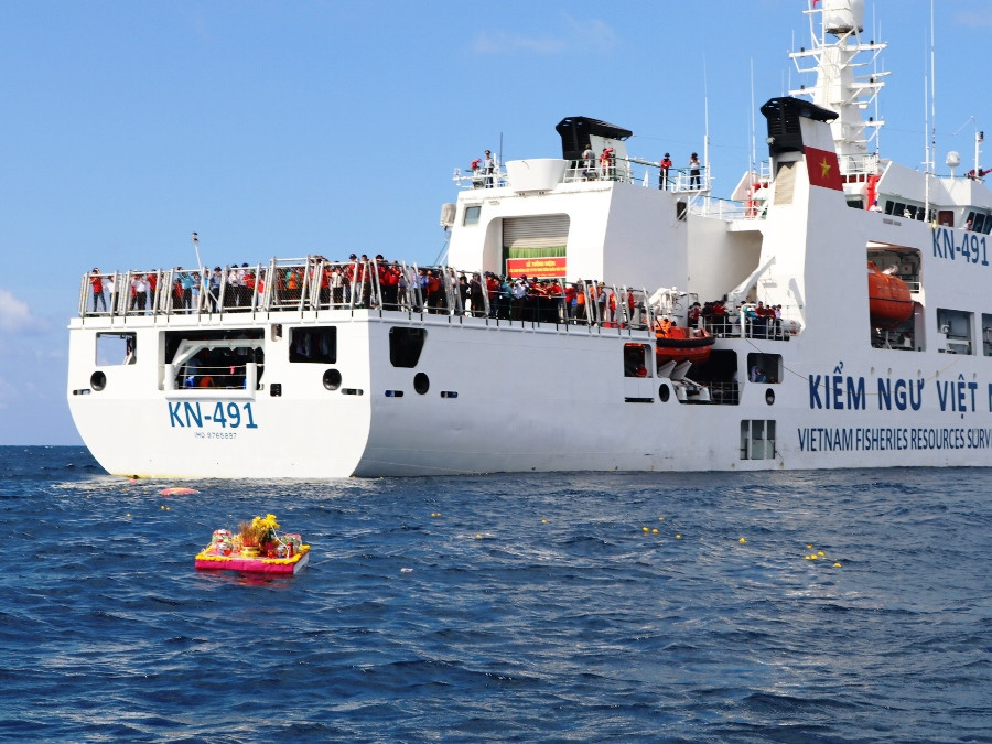 Tưởng nhớ đến 64 liệt sỹ đã mãi mãi hòa mình vào biển trời quê hương, hiến dâng tuổi thanh xuân cùa mình cho sự nghiệp bảo vệ vững chắc chủ quyền biển đảo Trường Sa thân yêu của Tổ quốc. (Ảnh: Hồng Kiều/Vietnam+)