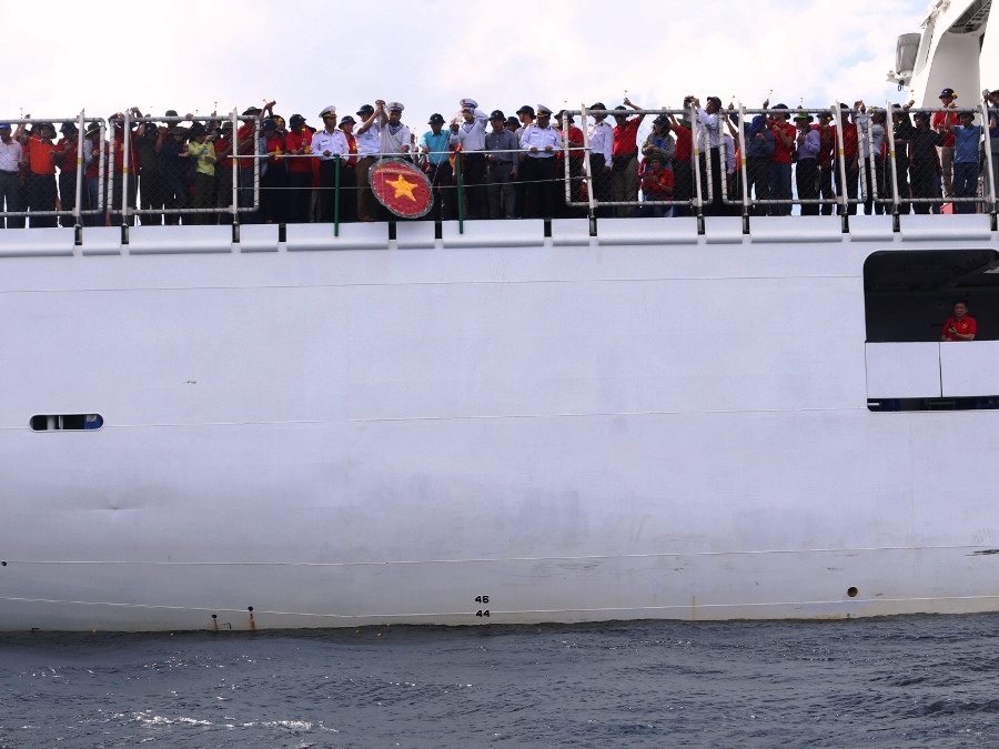 Vòng hoa được thả xuống mang dòng chữ “Đời đời nhớ ơn các anh hùng liệt sỹ.” (Ảnh: Hồng Kiều/Vietnam+)