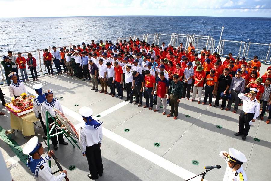 Phút mặc niệm tưởng nhớ anh linh 64 liệt sỹ đã anh dũng ngã xuống tại Gạc Ma. (Ảnh: Hồng Kiều/Vietnam+)