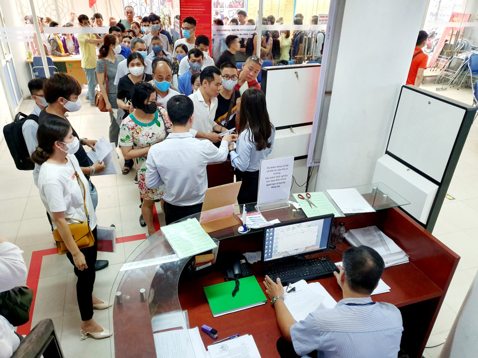 Những ngày gần đây, mỗi ngày Trung tâm Dịch vụ việc làm Hà Nội có khoảng 1.000 người đến làm thủ tục hưởng bảo hiểm thất nghiệp. (Ảnh: Hồng Kiều/Vietnam+)