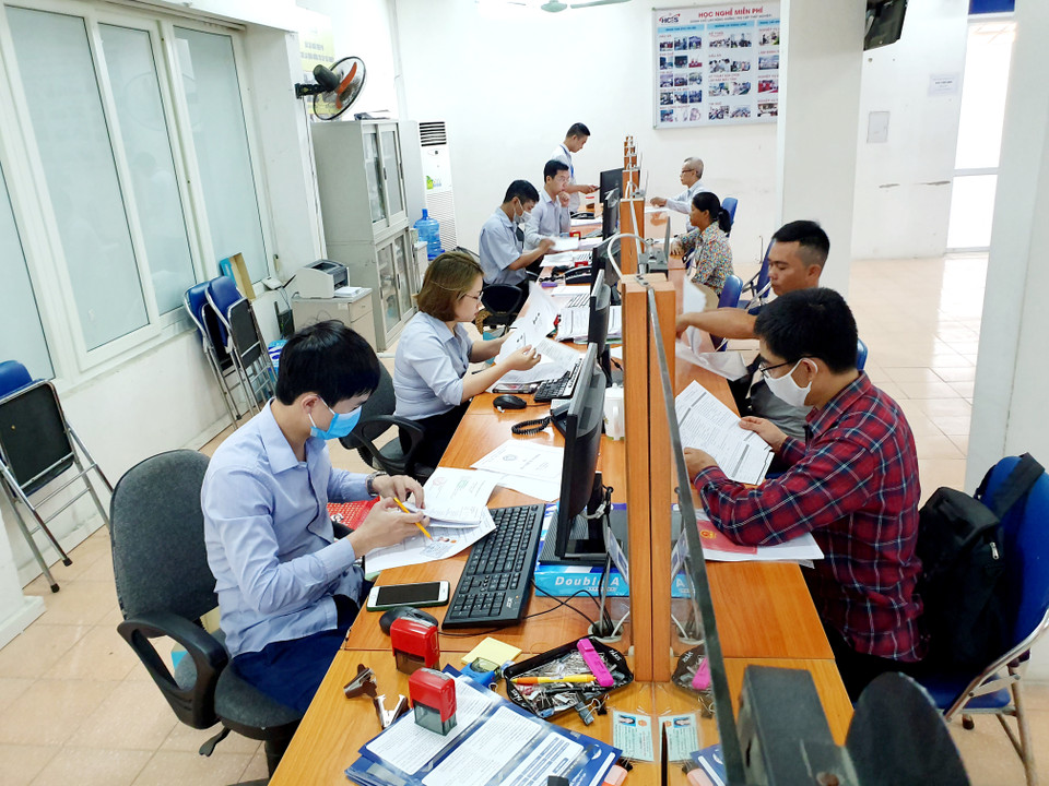 Chỉ riêng trong ngày 10/6, trung tâm tiếp nhận 431 hồ sơ bảo hiểm thất nghiệp mới, trả kết quả cho 720 người và tiếp nhận khai báo tình trạng việc làm cho 1.042 người. (Ảnh: Hồng Kiều/Vietnam+)