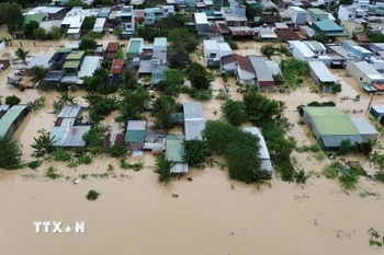 Mưa lũ gây ngập lụt sâu trên diện rộng ở Khánh Hòa. (Ảnh: Nguyễn Thành/TTXVN)