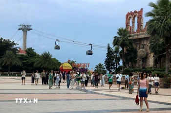 Khách du lịch tham quan, trải nghiệm cáp treo Hòn Thơm, thành phố Phú Quốc. (Ảnh: Lê Huy Hải/TTXVN)