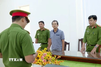Cơ quan Cảnh sát điều tra Công an tỉnh Bạc Liêu tống đạt quyết định khởi tố bị can đối với Huỳnh Bá Phúc. (Ảnh: Trọng Thức/TTXVN phát)