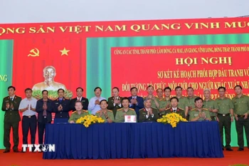 Đại diện Công an 7 tỉnh, thành phố phía Nam ký kết phối hợp tại hội nghị. (Ảnh TTXVN phát)