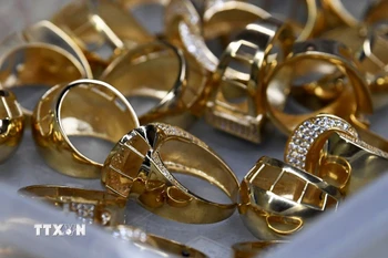 Trang sức vàng được bày bán tại cửa hàng ở Istanbul, Thổ Nhĩ Kỳ. (Ảnh: THX/TTXVN)