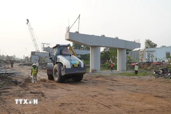 Công trường thi công dự án cao tốc Cao Lãnh-An Hữu thành phần 1, đoạn qua xã Mỹ Hiệp, huyện Cao Lãnh, tỉnh Đồng Tháp. (Ảnh: Nhựt An/TTXVN)