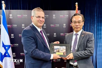 Giám đốc Đại học Quốc gia Hà Nội Hoàng Minh Sơn và Bộ trưởng Bộ Giáo dục Israel Yoav Kisch. (Ảnh: Thanh Bình/TTXVN)