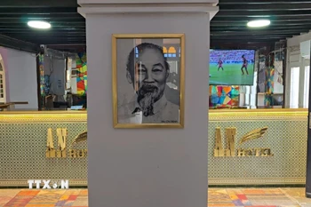 Ảnh Bác Hồ được khách sạn treo tại đại sảnh trang trọng. (Ảnh: Nguyễn An/TTXVN)