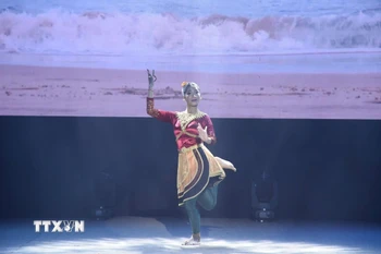 Tiết mục múa "Con cào cào" do nghệ sỹ Campuchia biểu diễn tại Lễ khai mạc. (Ảnh: Tuấn Kiệt/TTXVN)