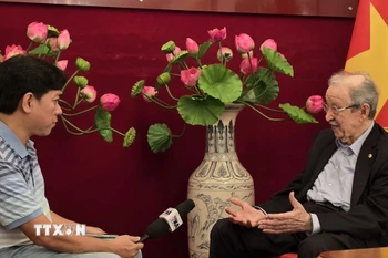 Ông Noureddine Djoudi, nhà ngoại giao kỳ cựu Algeria trả lời phóng viên TTXVN. (Ảnh: Nguyễn An/TTXVN)